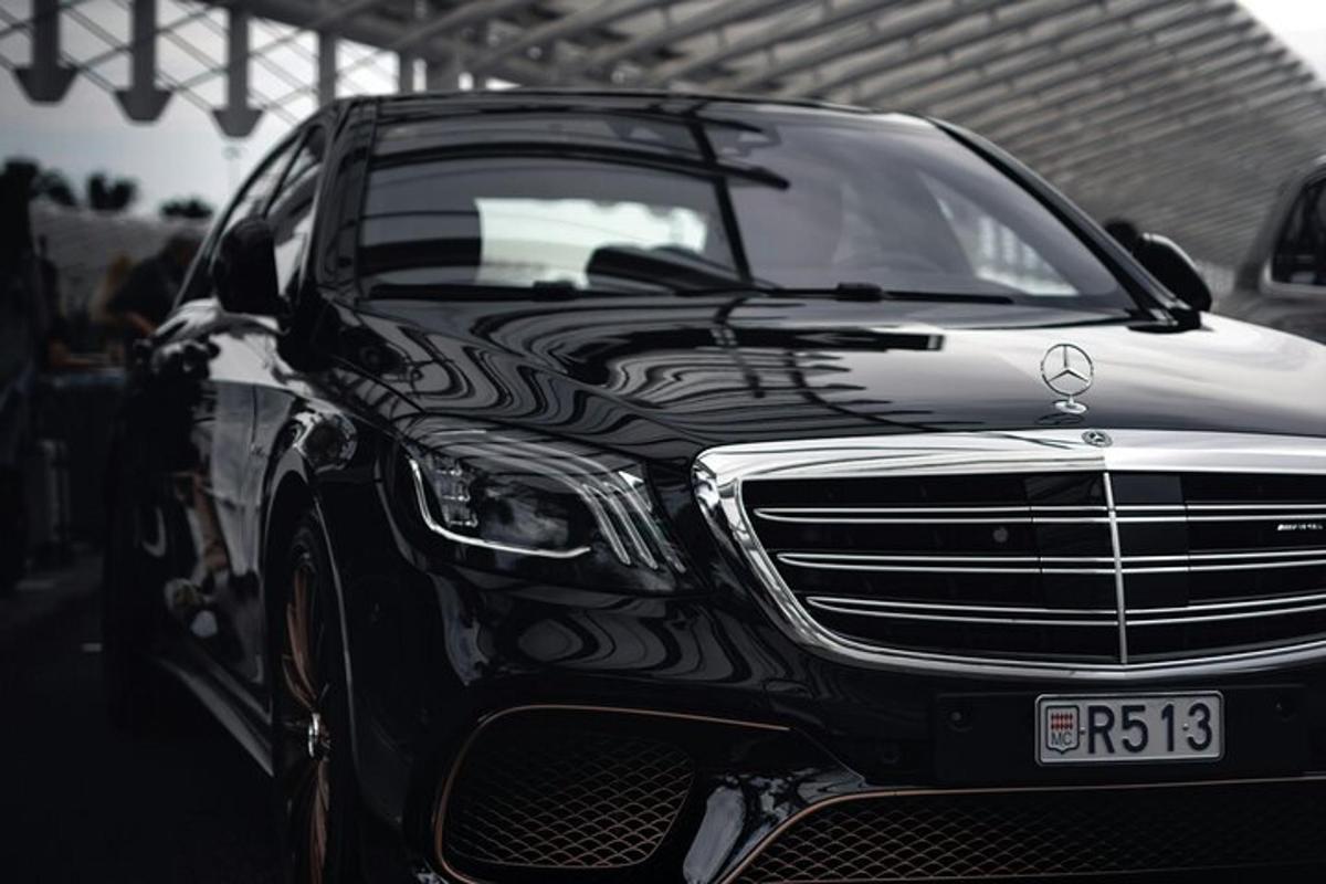 Un coche Mercedes Benz aparcado en un garaje.