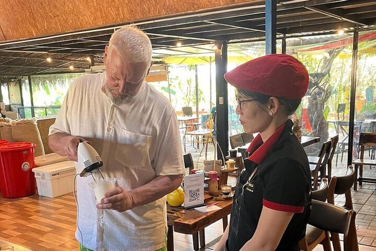 un bărbat care stă lângă o femeie care ține un blender