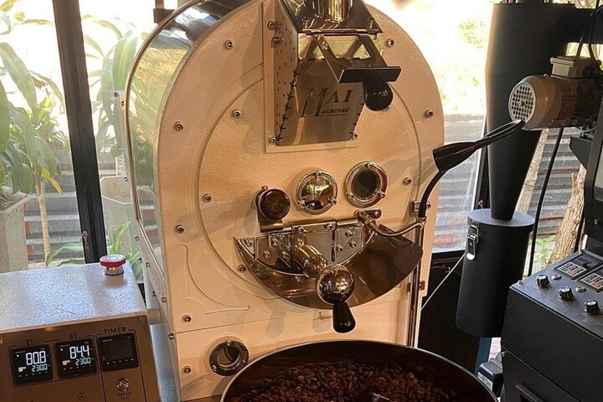 un aparat mare cu o cafetieră într-o cameră