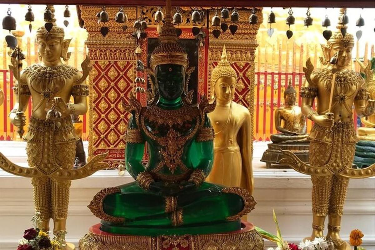 Un grupo de estatuas doradas y verdes sobre una mesa.