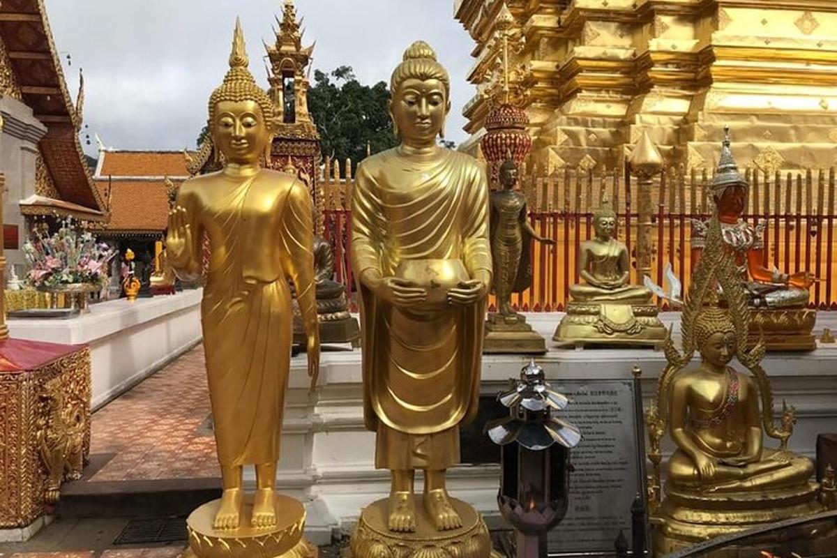 một nhóm tượng vàng được trưng bày trong một ngôi đền