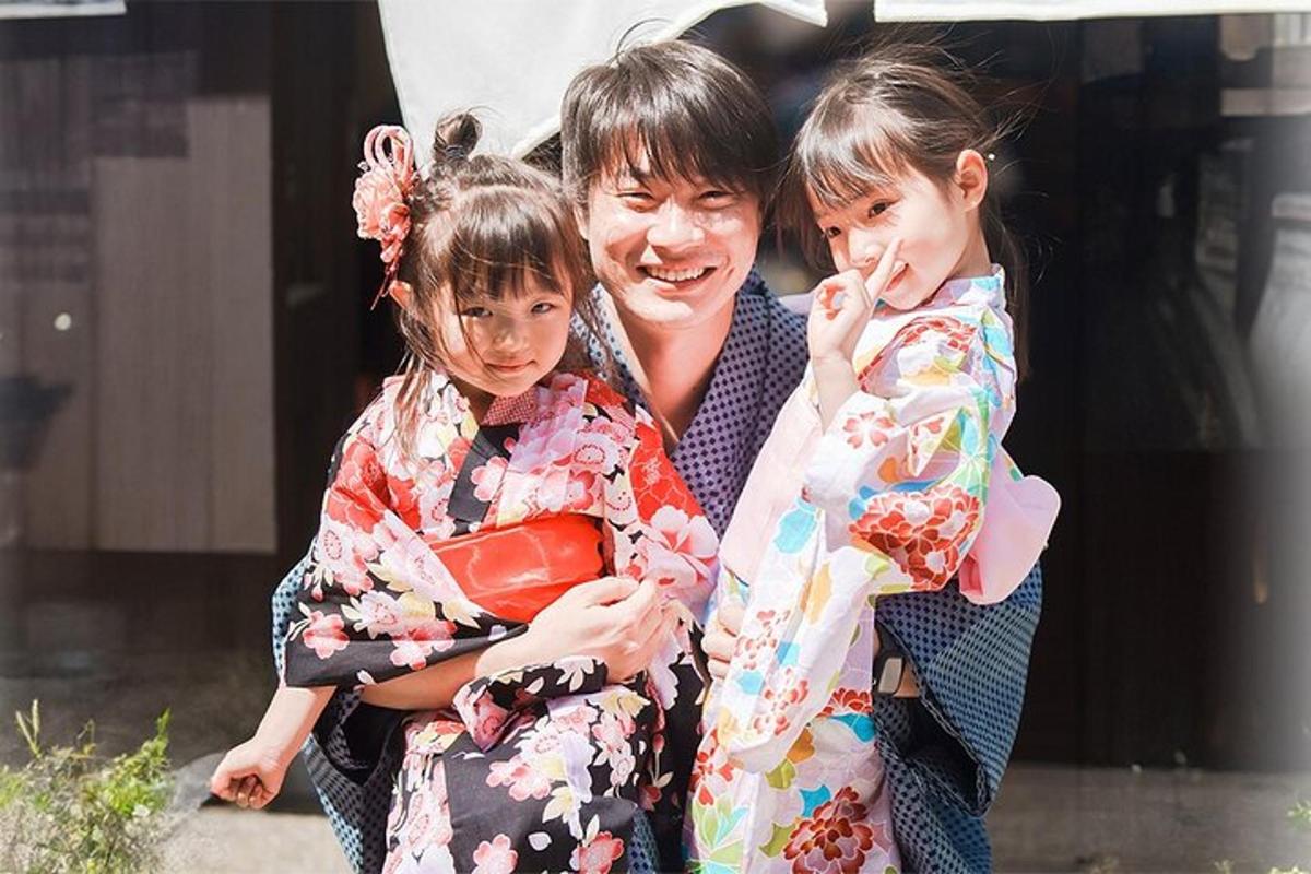 Una mujer y dos niñas con kimonos
