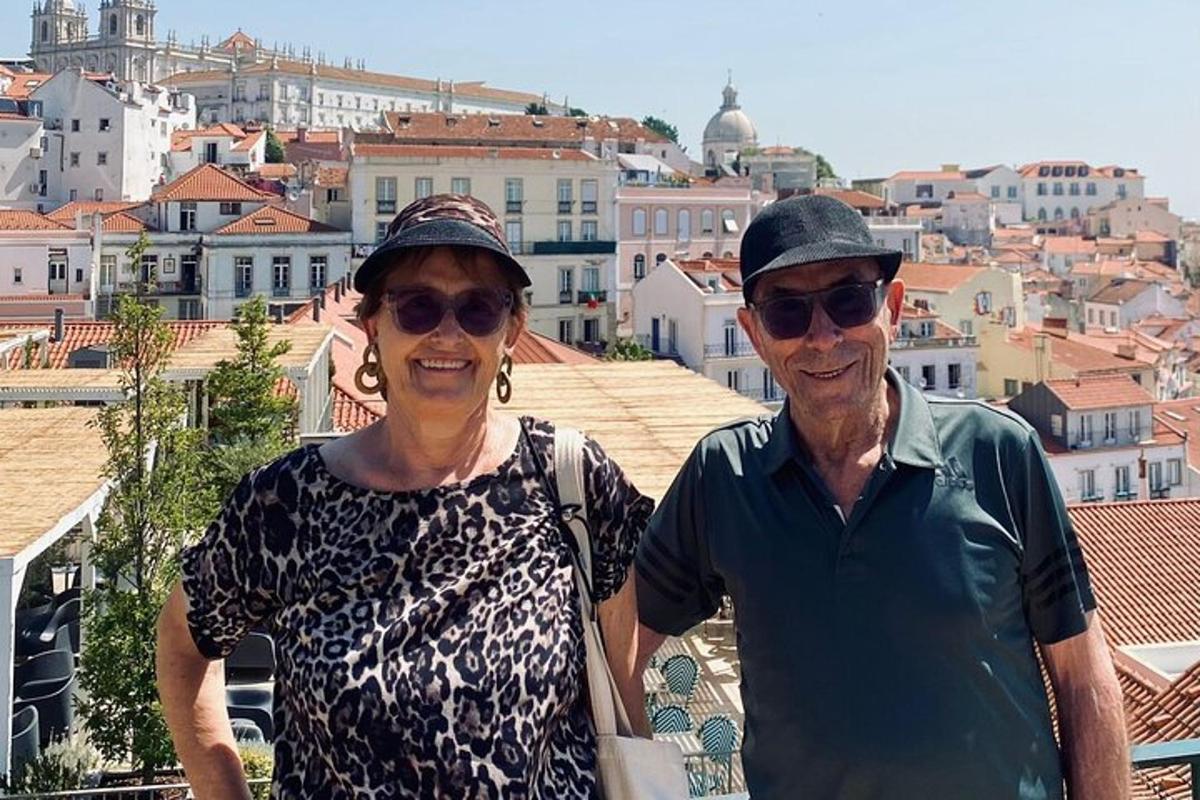 un uomo e una donna in piedi in cima a una città