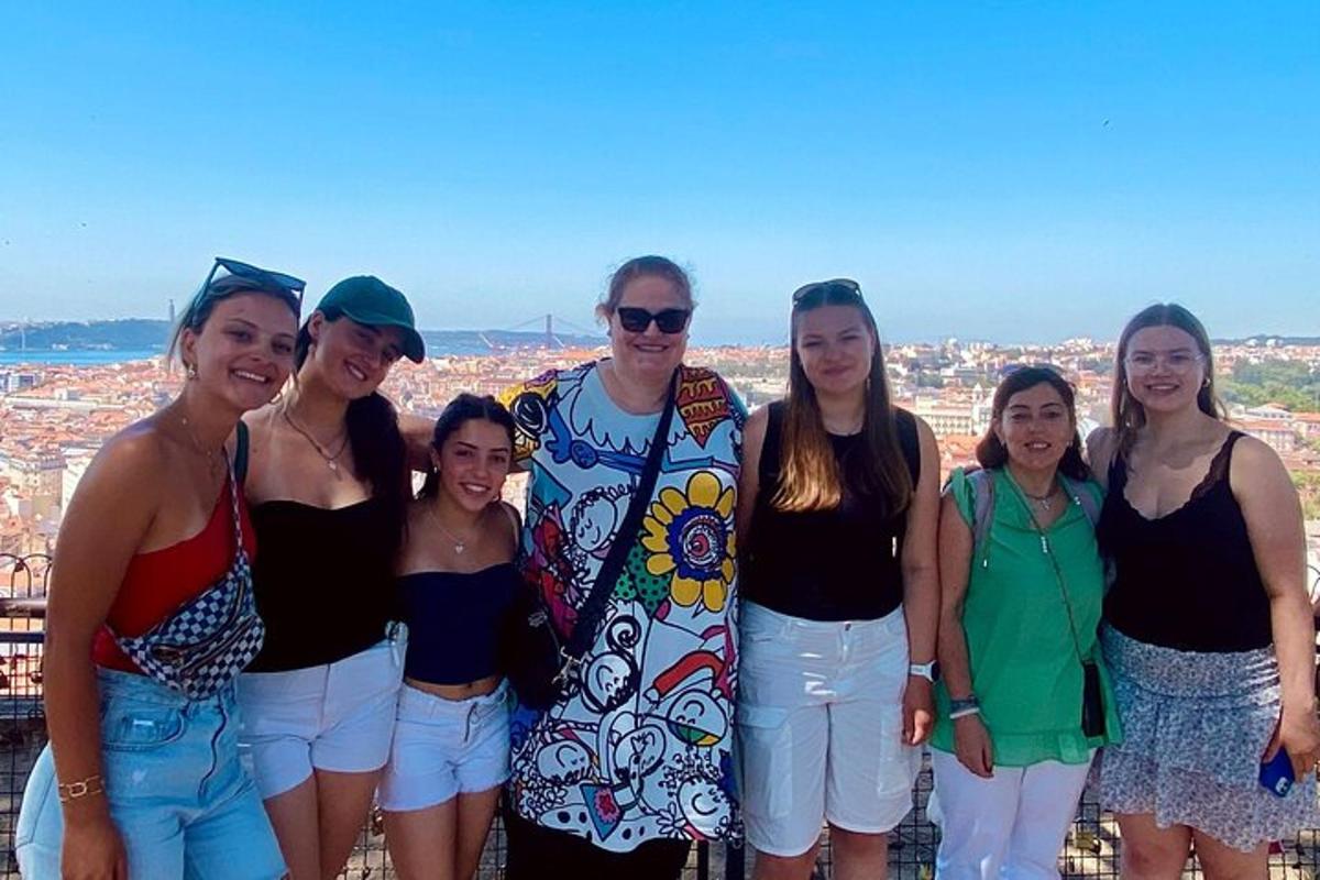 un uomo e un gruppo di donne posano per una foto