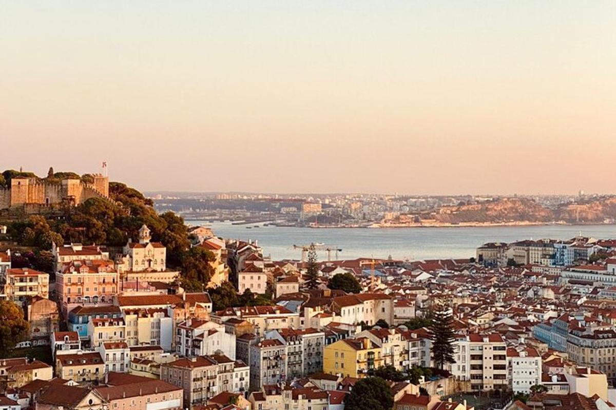 una vista di una città con un fiume e degli edifici