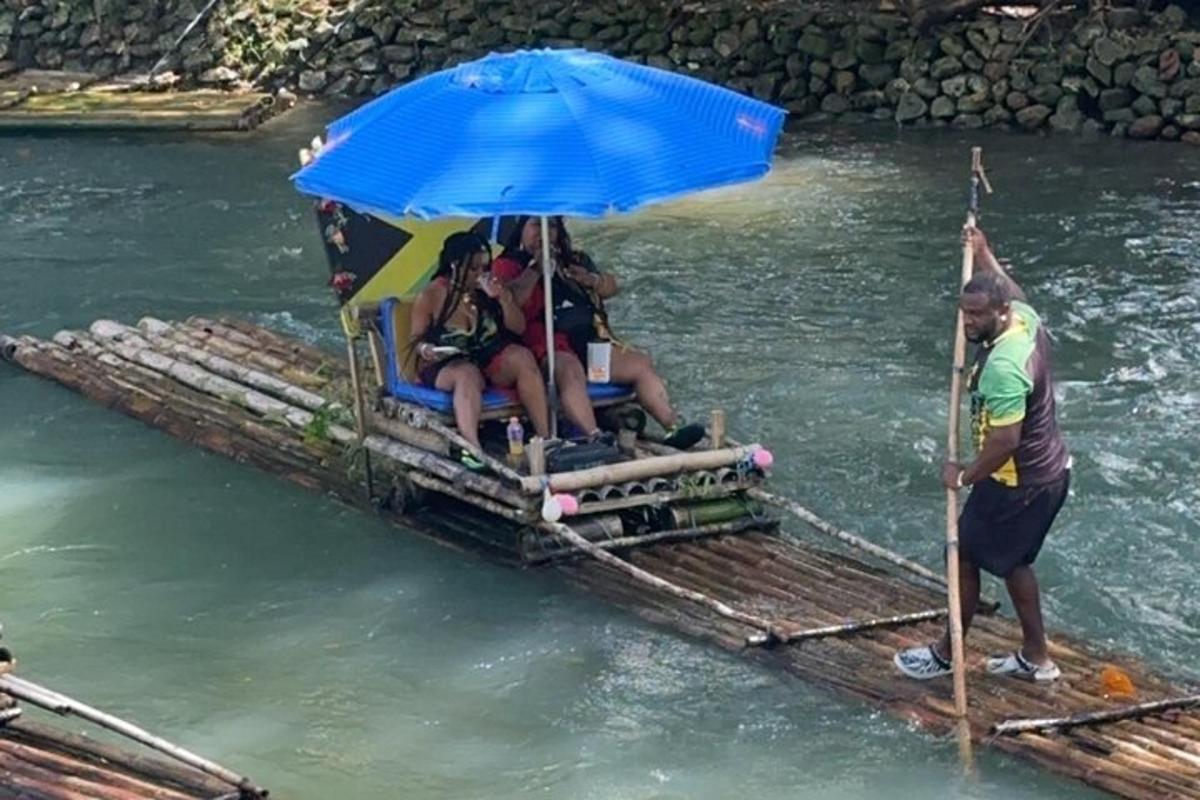 isang grupo ng mga tao sa isang balsa sa isang ilog