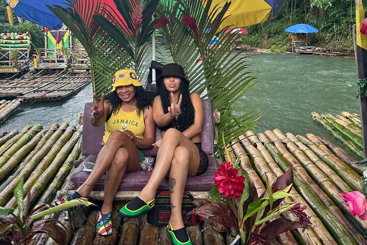 dalawang babaeng nakaupo sa isang upuan sa tabi ng ilog