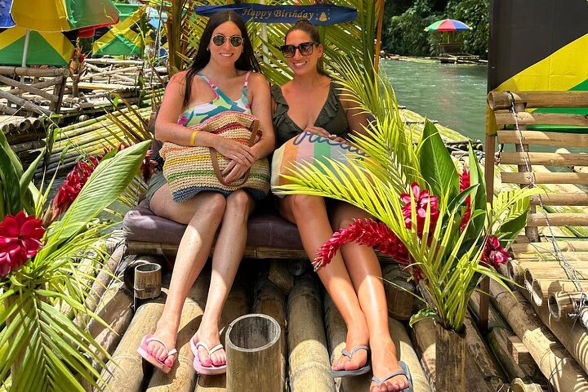 tatlong babaeng nakaupo sa likod ng isang bangka