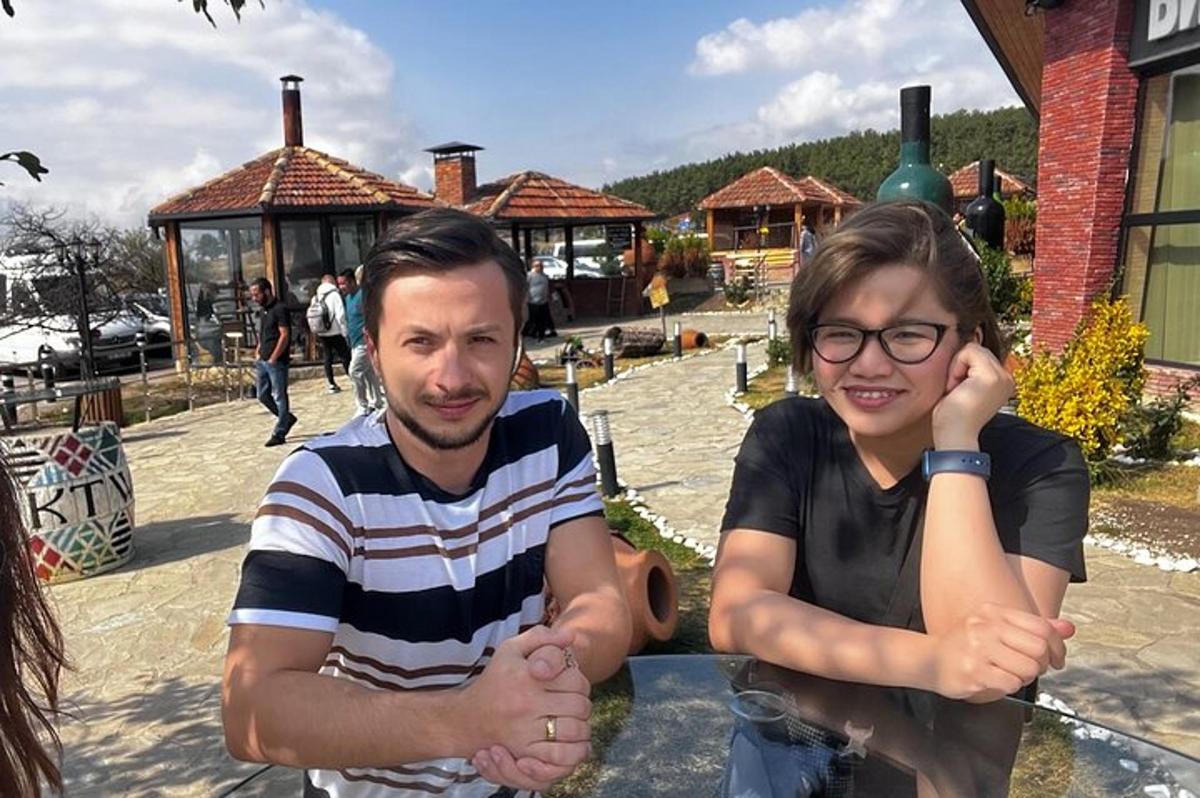 чоловік і жінка позують для фотографії