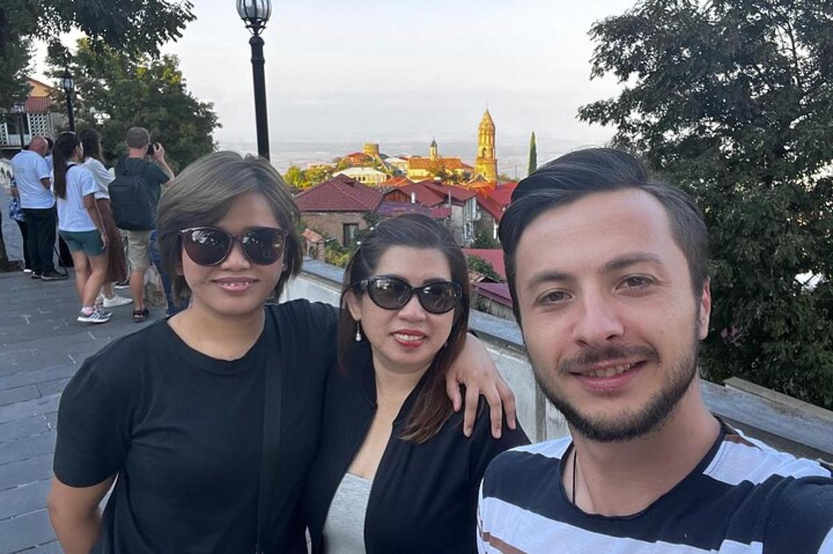 чоловік і дві жінки позують для фотографії