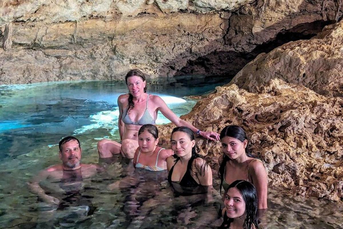 un gruppo di persone nell'acqua in una grotta