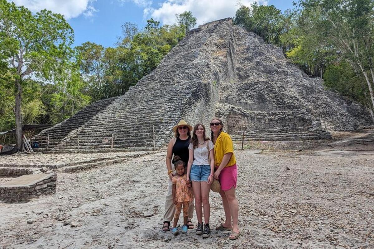 rodina pózující před pyramidou