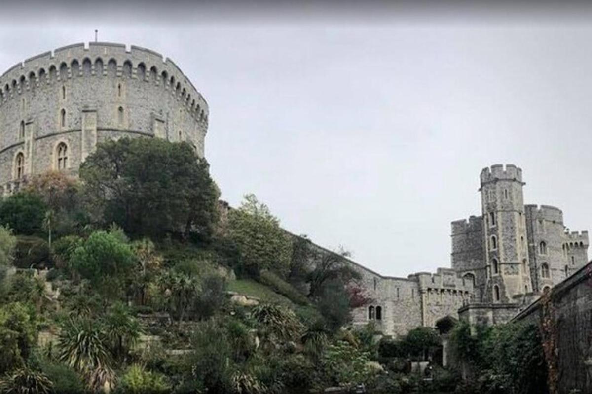 velký hrad stojící na vrcholu kopce