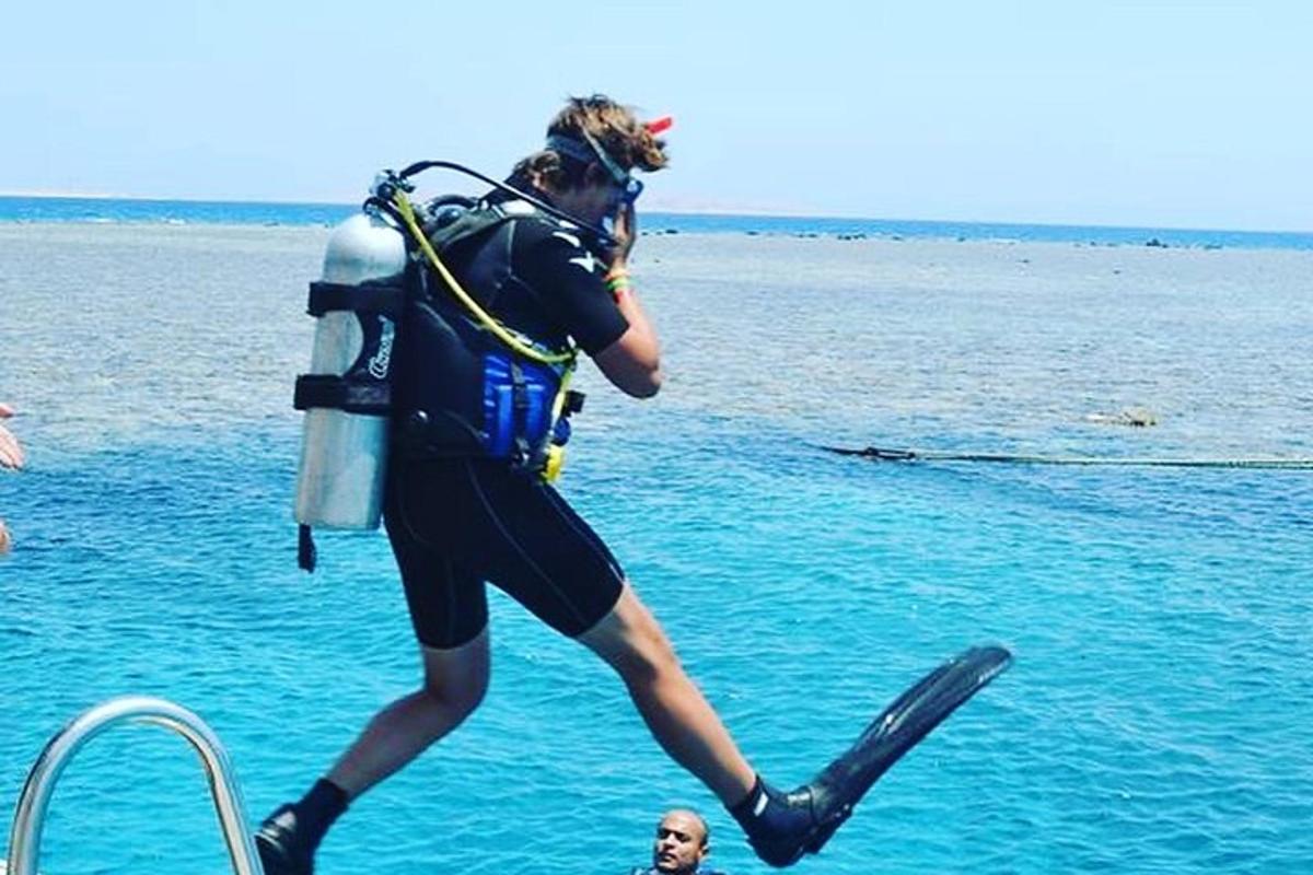 Ένα άτομο με στολή κατάδυσης περπατάει στο νερό