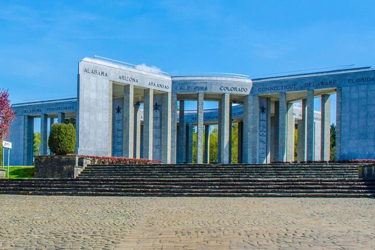 velika stavba s stopnicami pred njo