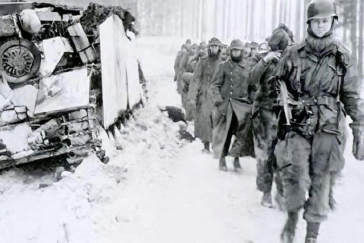一群士兵在雪地中行走