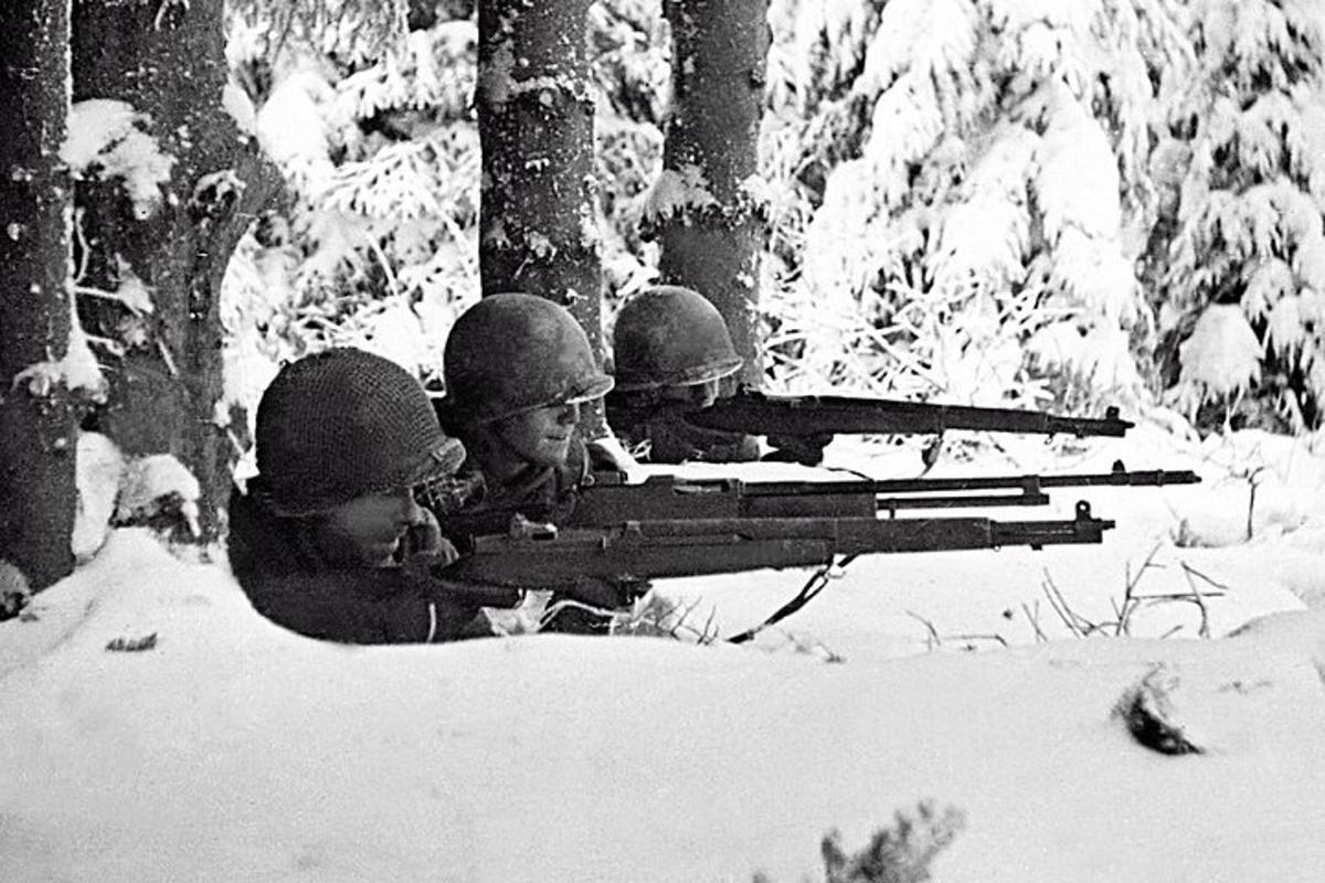 一群士兵在雪地里拿着枪