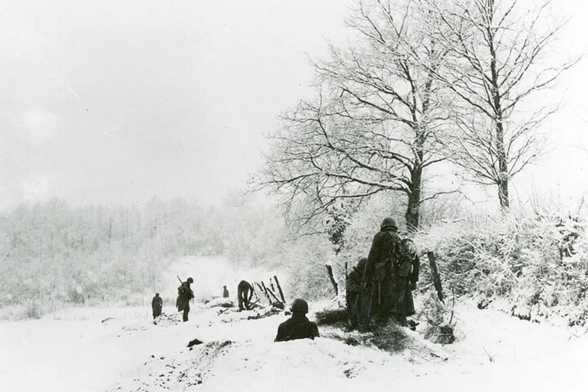 črno-bela fotografija ljudi v snegu