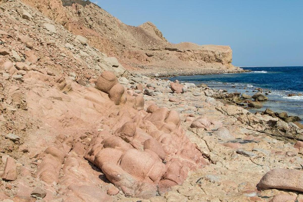 pantai berbatu dengan beberapa batu dan lautan
