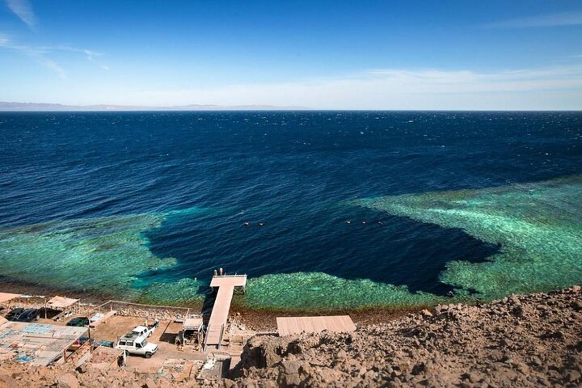 Una vista aérea del océano con una cruz en el agua.