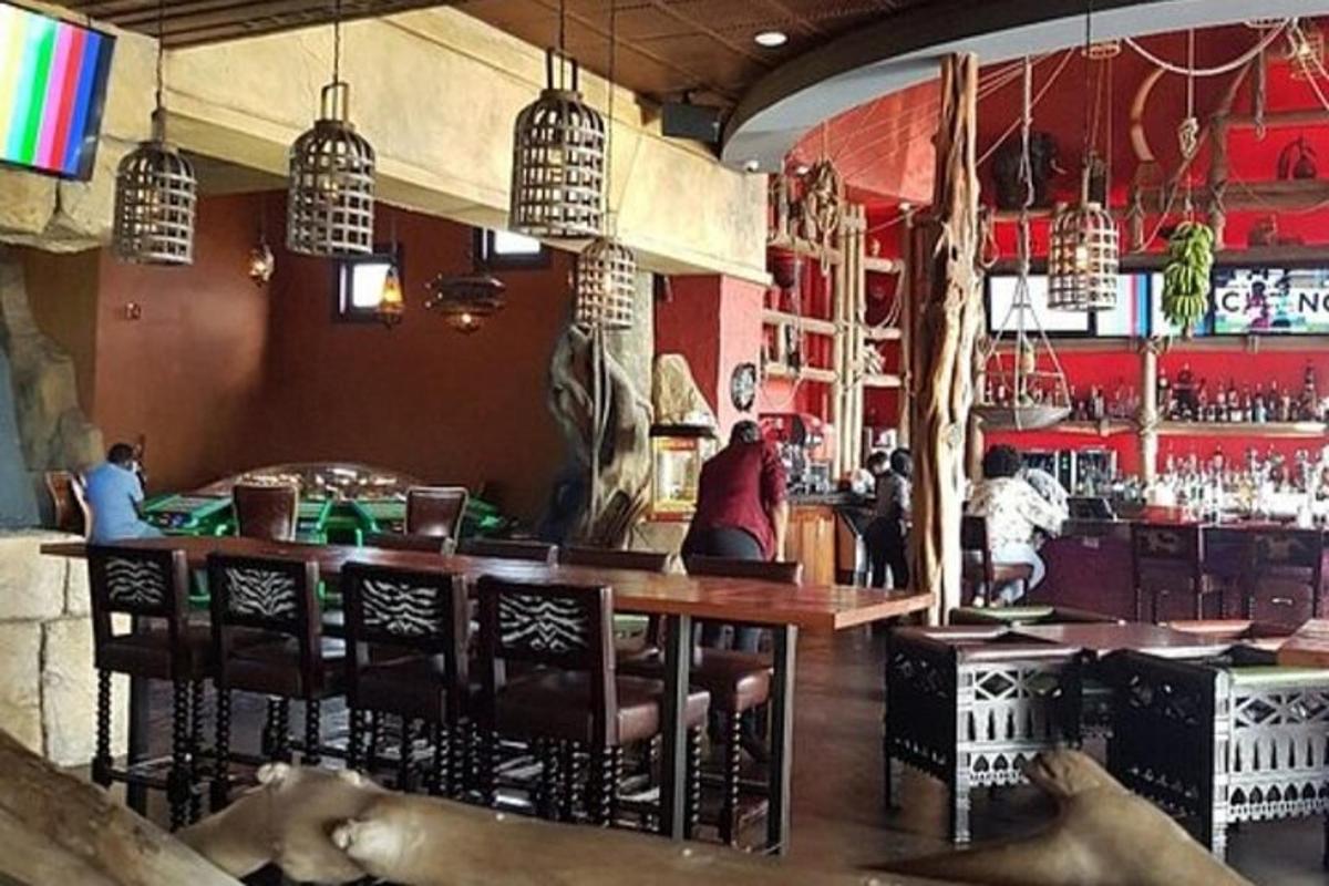 un bar con un tavolo e sedie in una stanza