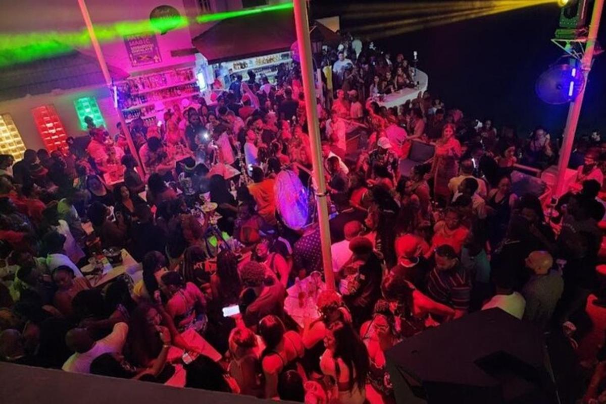 una folla di persone a una festa in un bar