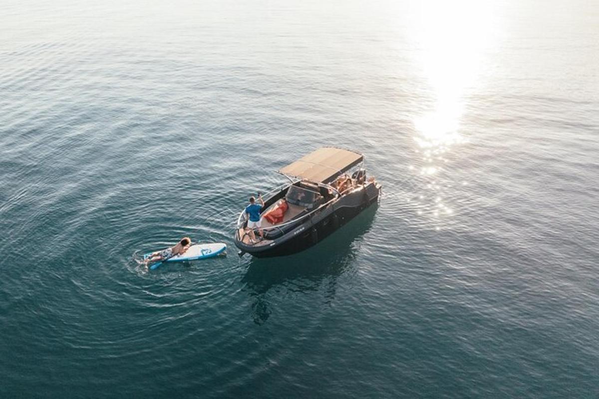 un gruppo di persone su una barca in acqua