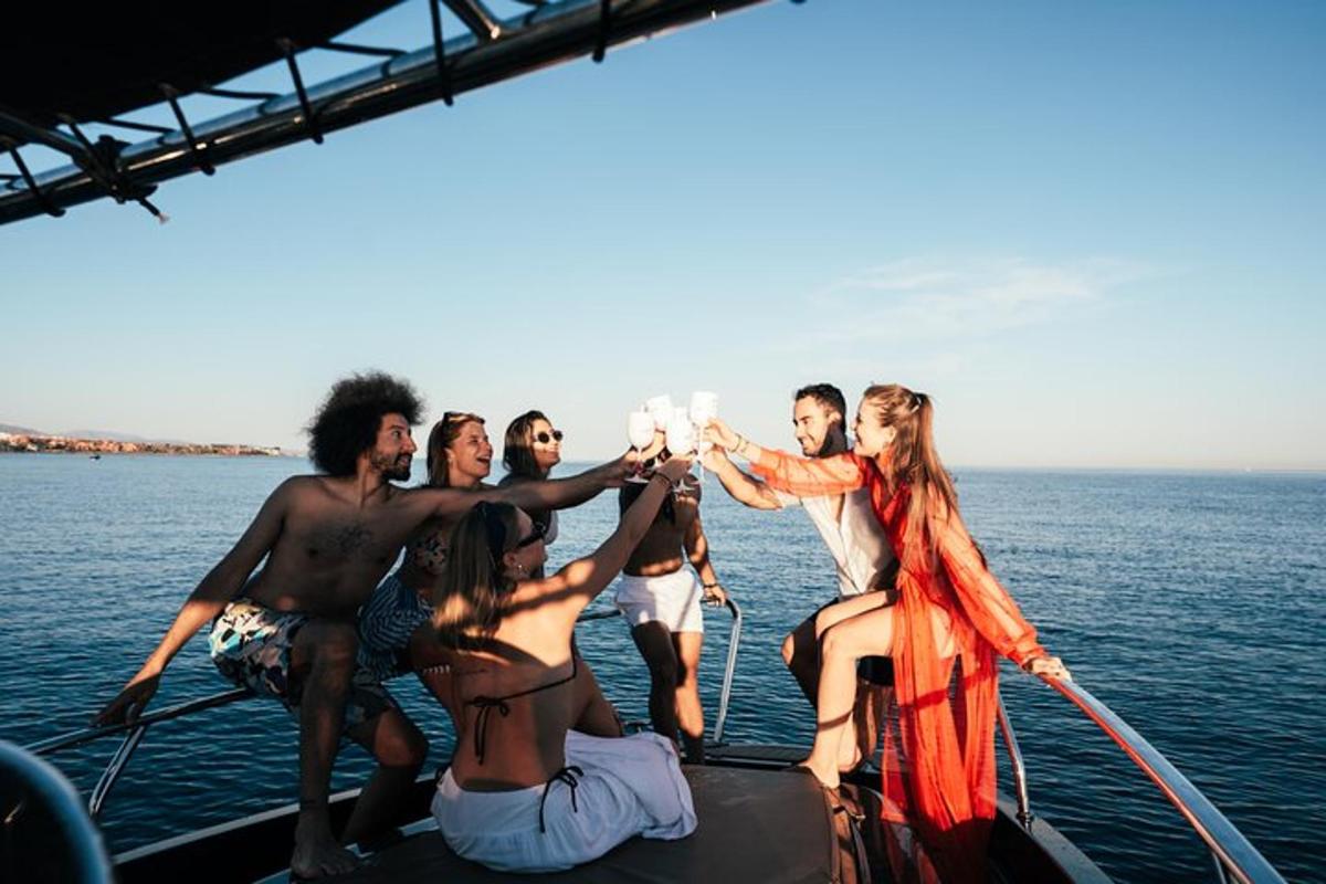 un gruppo di persone su una barca in acqua