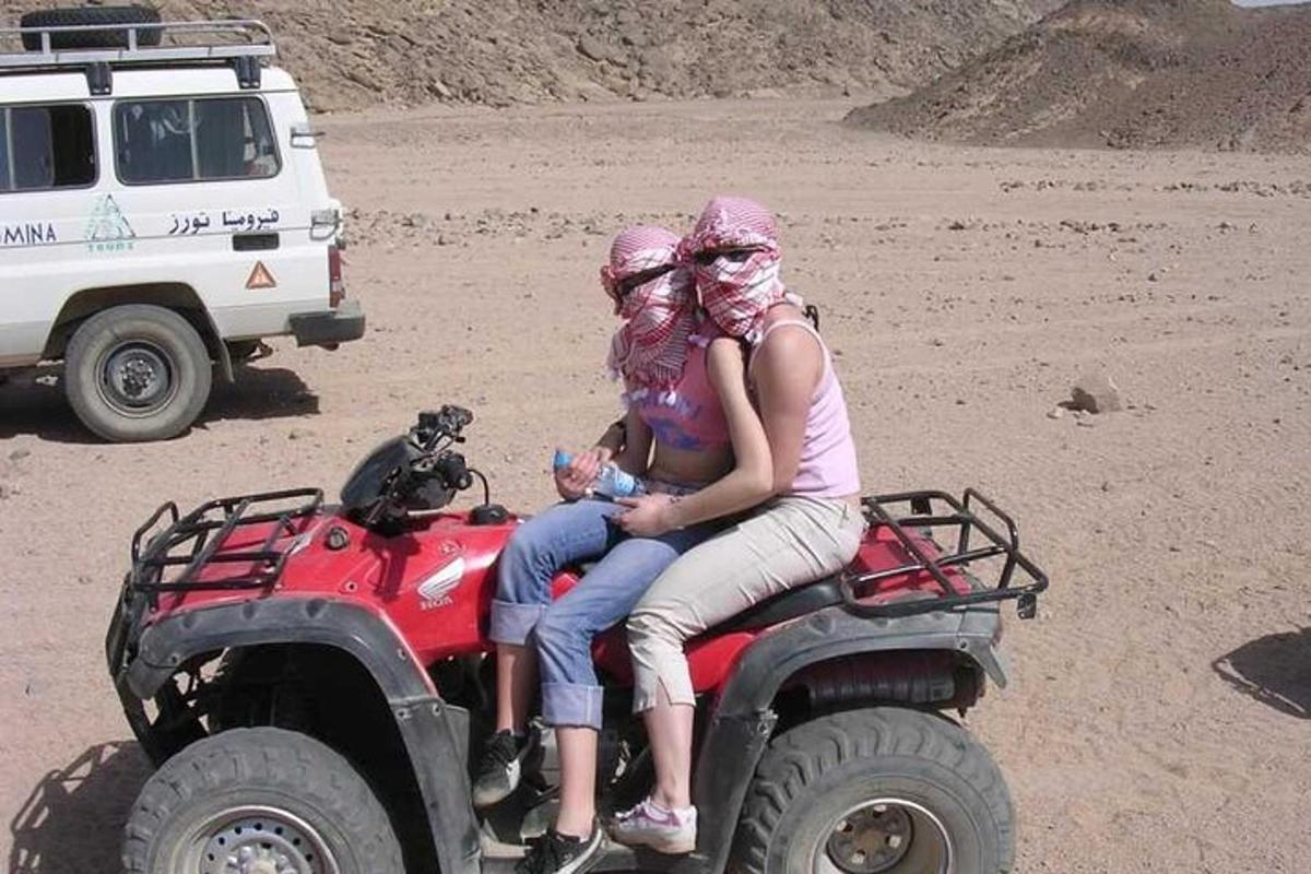 skupina lidí jedoucích na zadní straně nákladního vozu