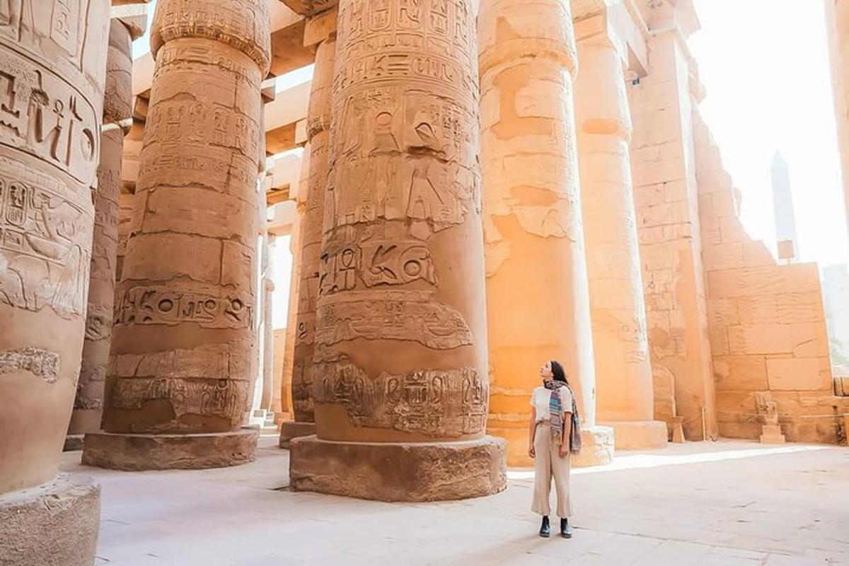 una donna in piedi tra le colonne del tempio
