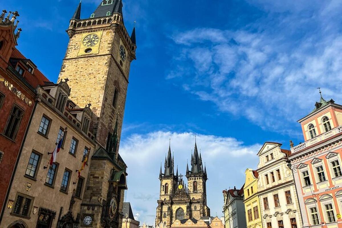 una torre alta con un orologio accanto agli edifici