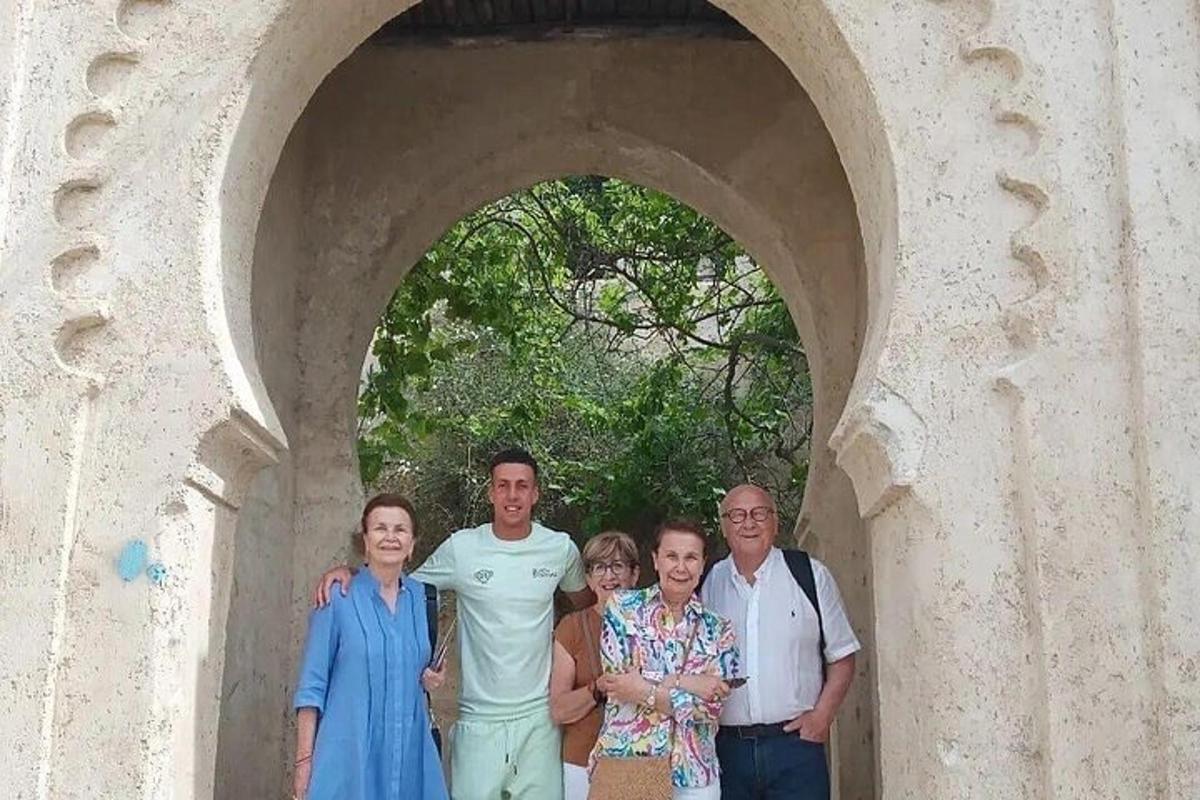 Un grupo de personas de pie en un arco