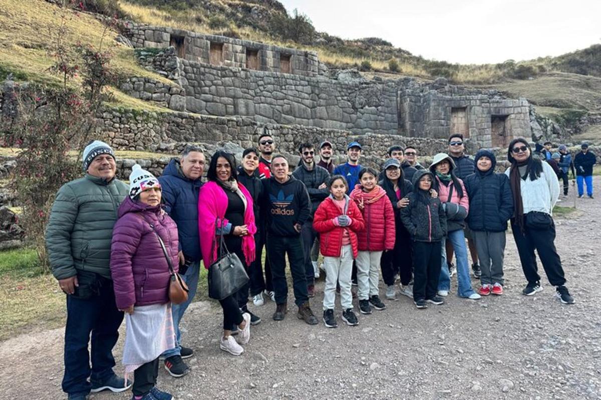 um grupo de pessoas posando para uma foto em uma montanha