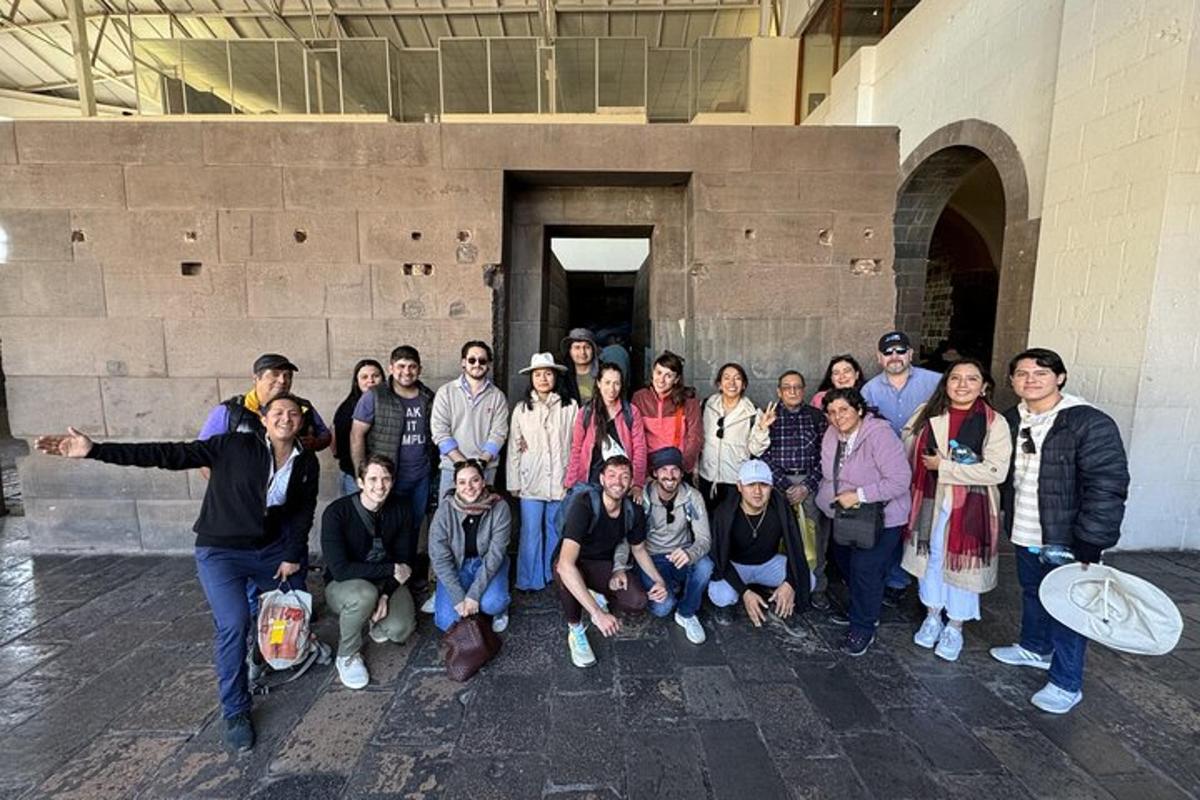 um grupo de pessoas posando para uma foto em um prédio