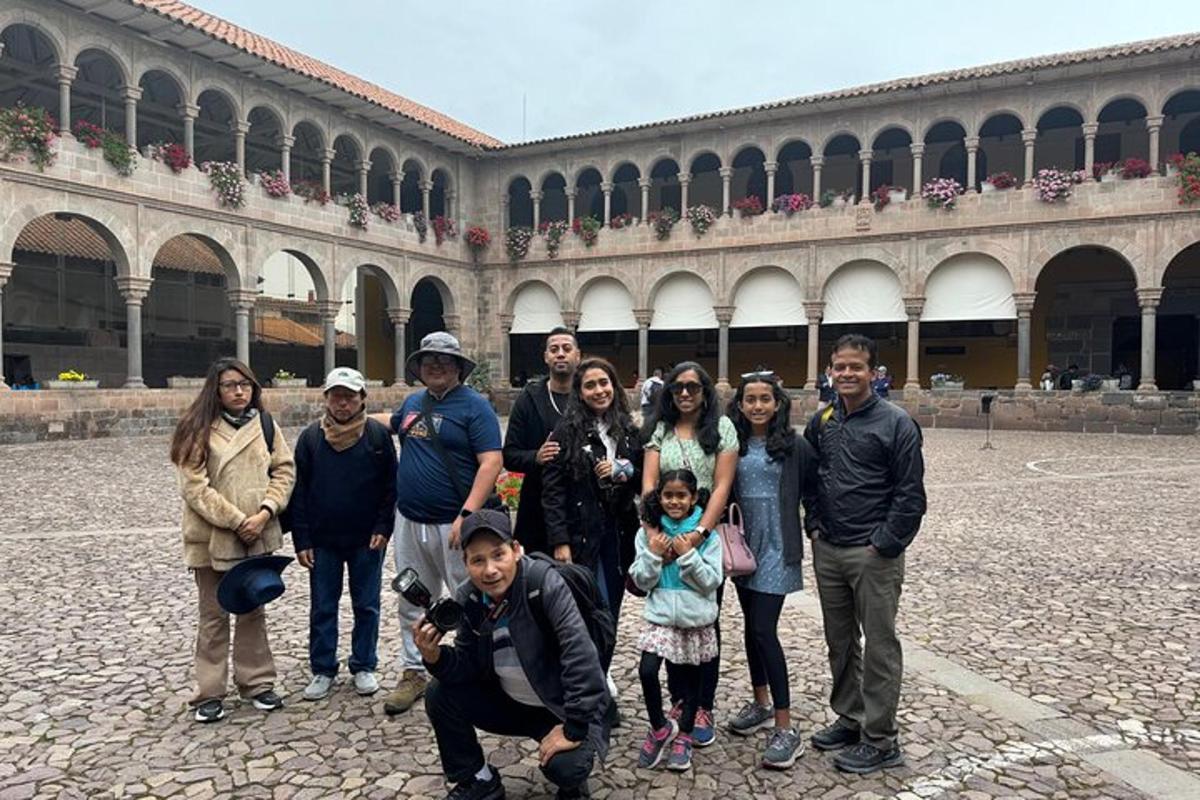 um grupo de pessoas em pé em frente a um prédio