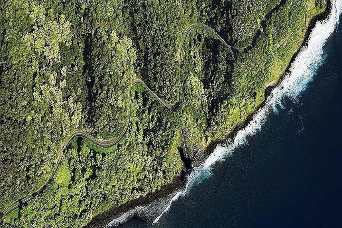 pemandangan udara jalan di atas gunung di sebelah lautan