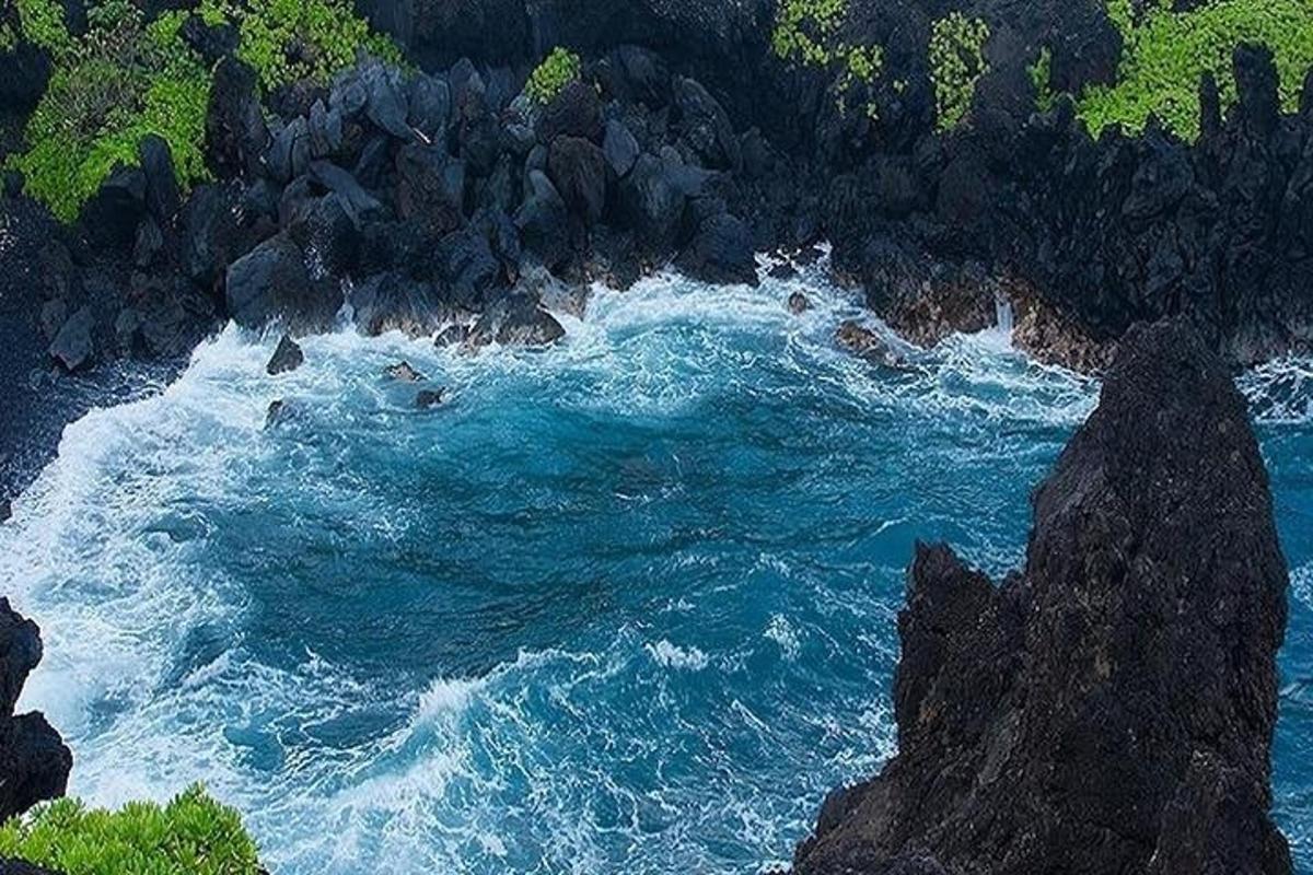 pemandangan udara lautan dengan batu dan air