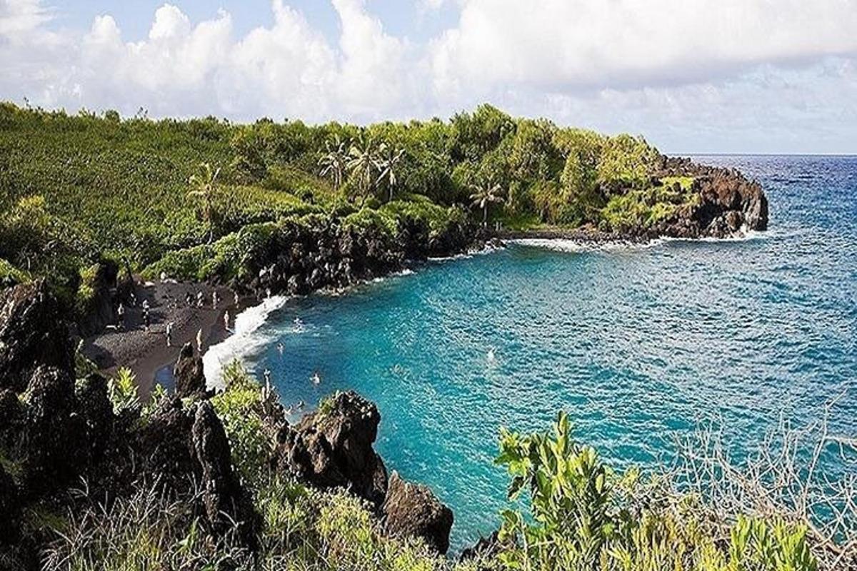 pantai dengan air biru dan orang di pantai