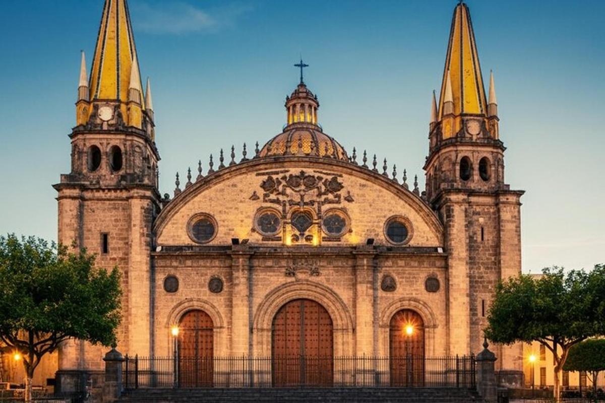una vecchia chiesa con due torri in cima