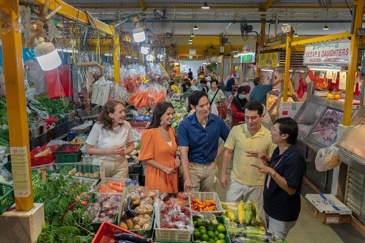 một nhóm người đang đứng ở chợ