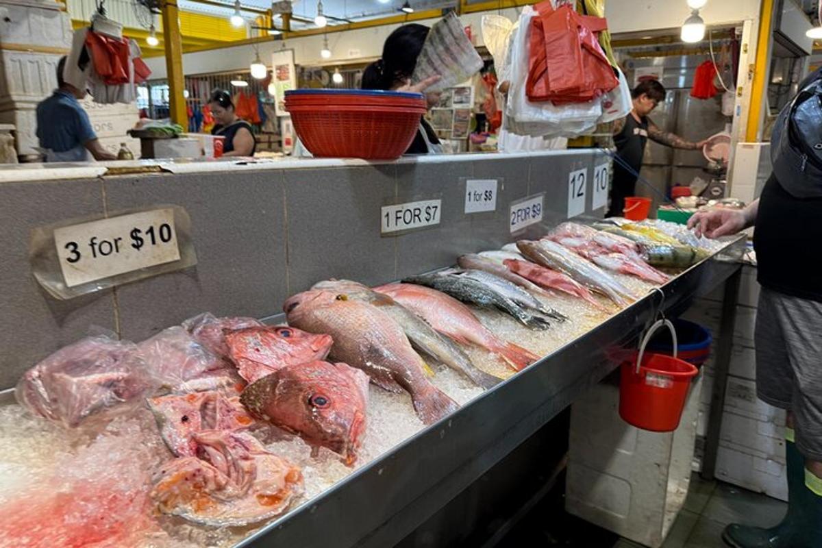 một đống cá trên quầy ở chợ