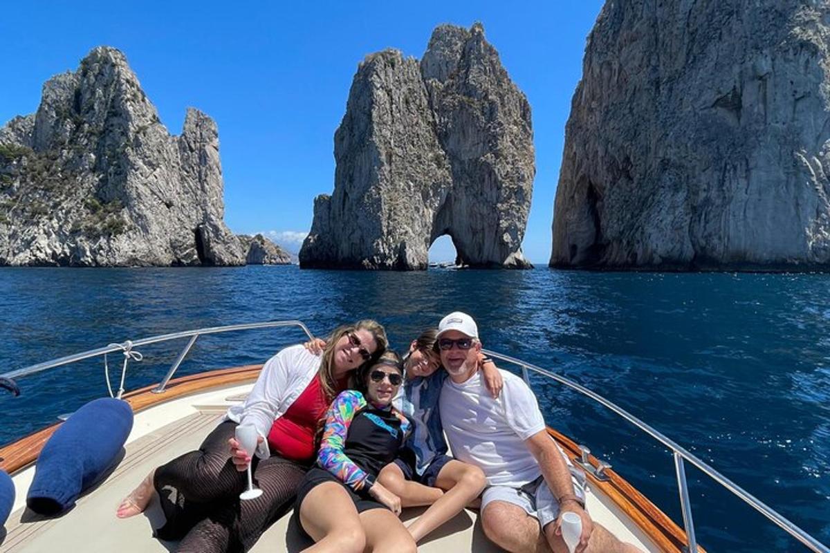 un grup de persones assegudes en un vaixell a l'oceà