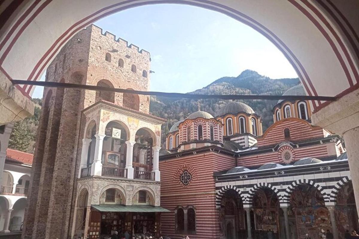 pogled na stavbo z velikim stolpom