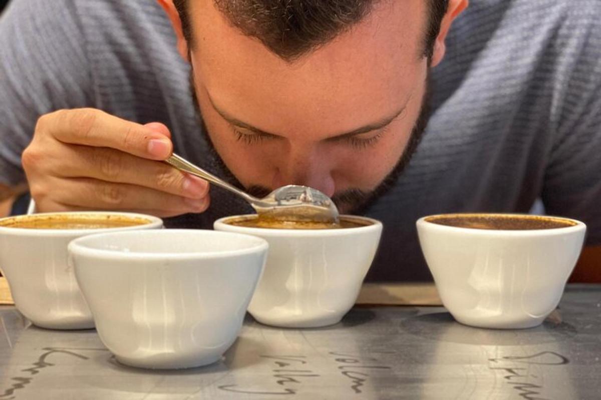 seorang lelaki minum kopi dari tiga cawan kopi