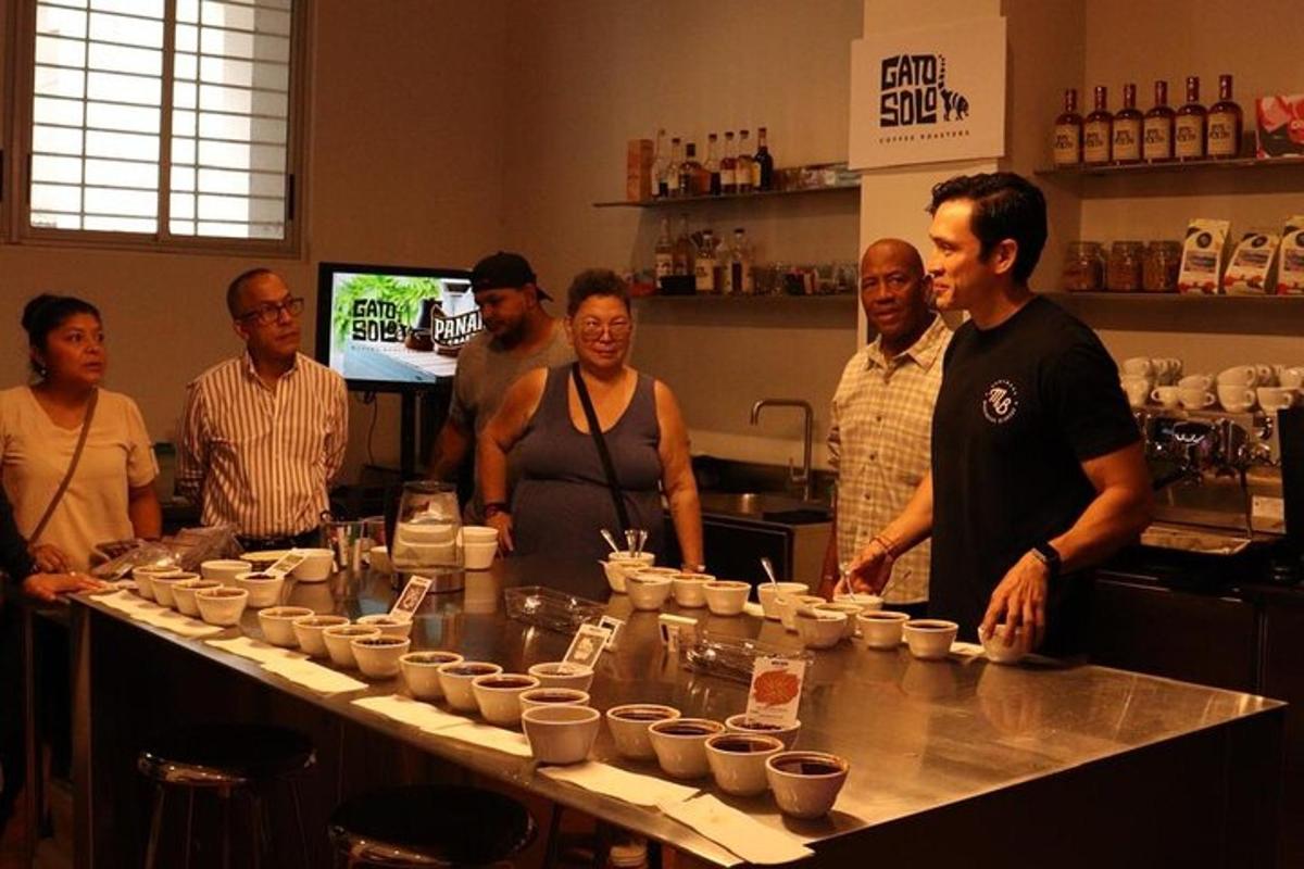 sekumpulan orang berdiri di sekeliling kaunter dengan cawan