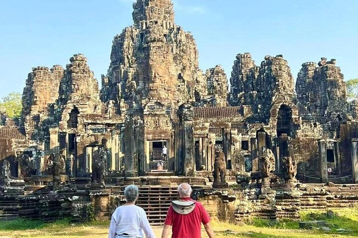 hai người đang đi bộ trước một tòa nhà bằng đá
