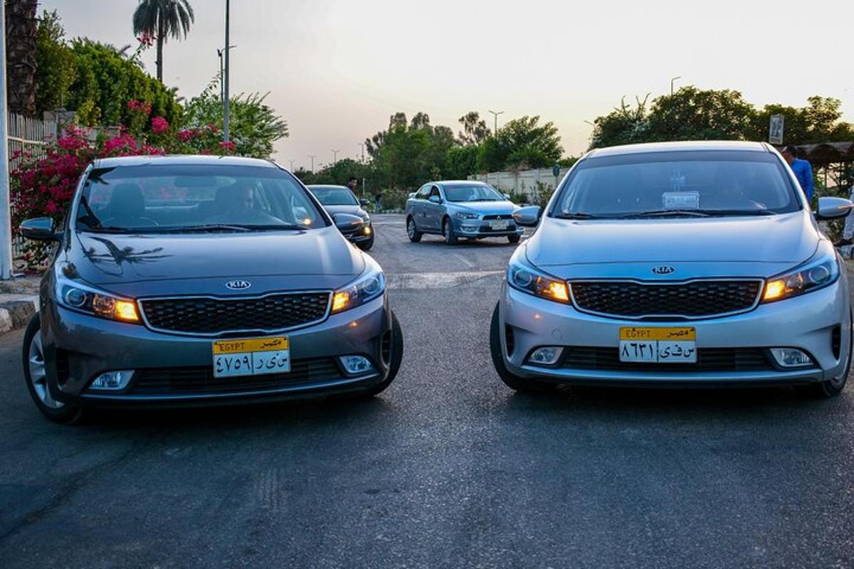 dois carros estacionados um ao lado do outro em um estacionamento