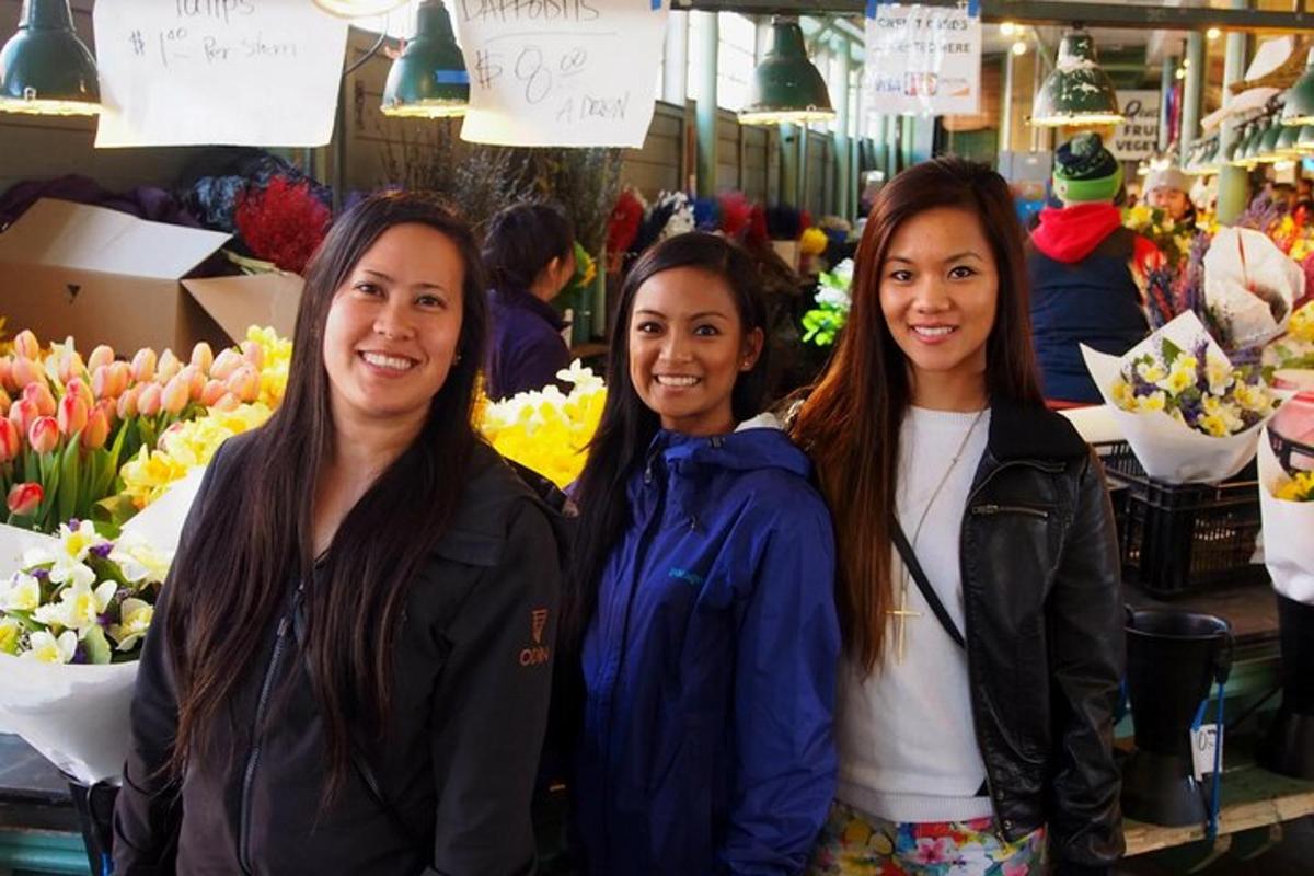 Tres mujeres posando para una foto en una floristería