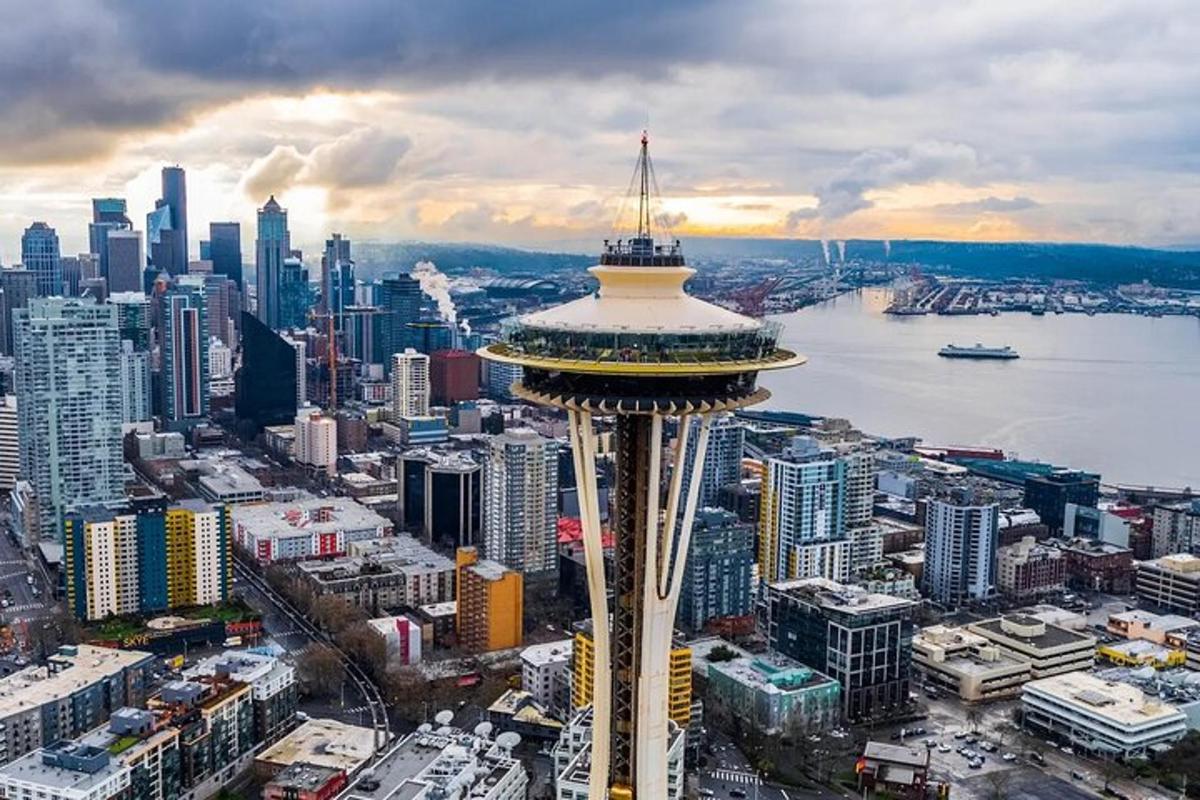 một góc nhìn từ trên không của tháp quan sát seattle