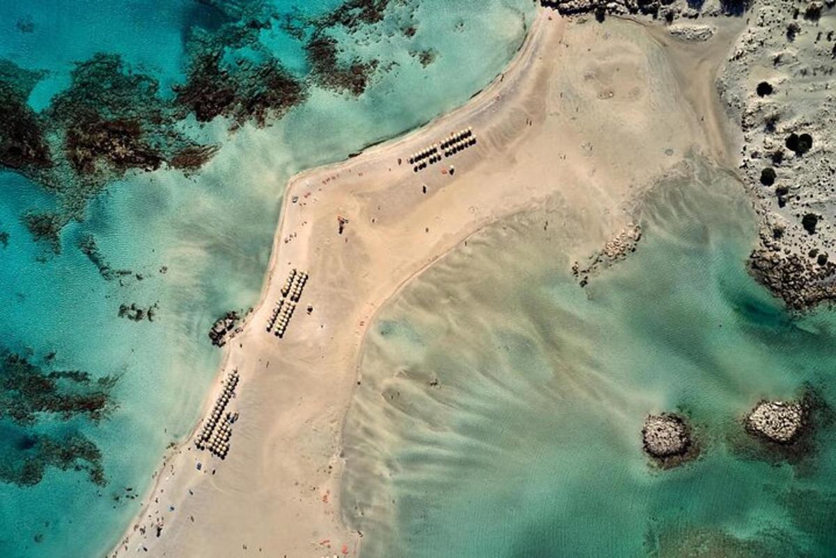 pemandangan udara sebuah pulau di lautan